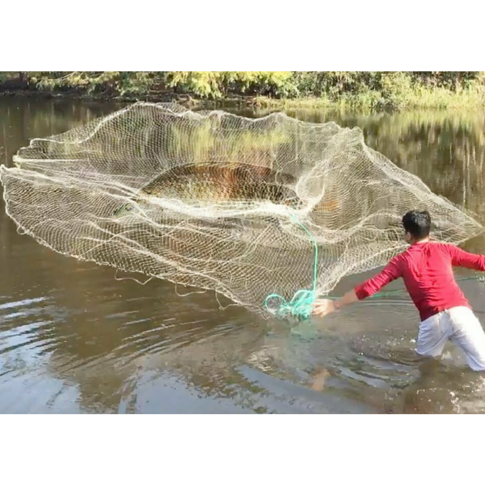 На изображении человек забрасывает сеть в воду.